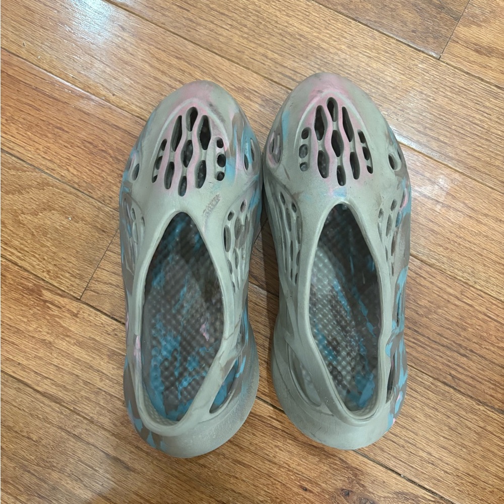 Yeezy Foam Runner 'MX Sand Grey'
Adidas 
- Slip on 
- Good condition